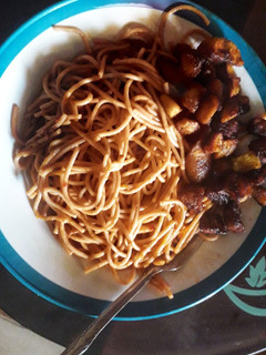 A picture of Spaghetti and plantain.
