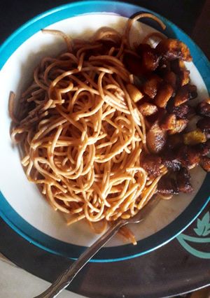 A picture of Spaghetti and plantain.