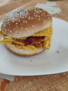 Sajtos bacönös tojásos ”Hamburger„ recept fotója