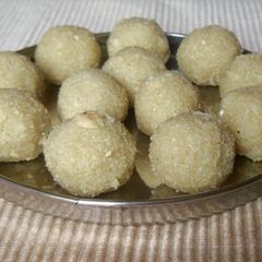 A picture of Rava laddu.