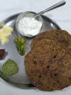 થાલીપીઠ(Thalipeeth Recipe In Gujarati) રેસીપી મુખ્ય ફોટો