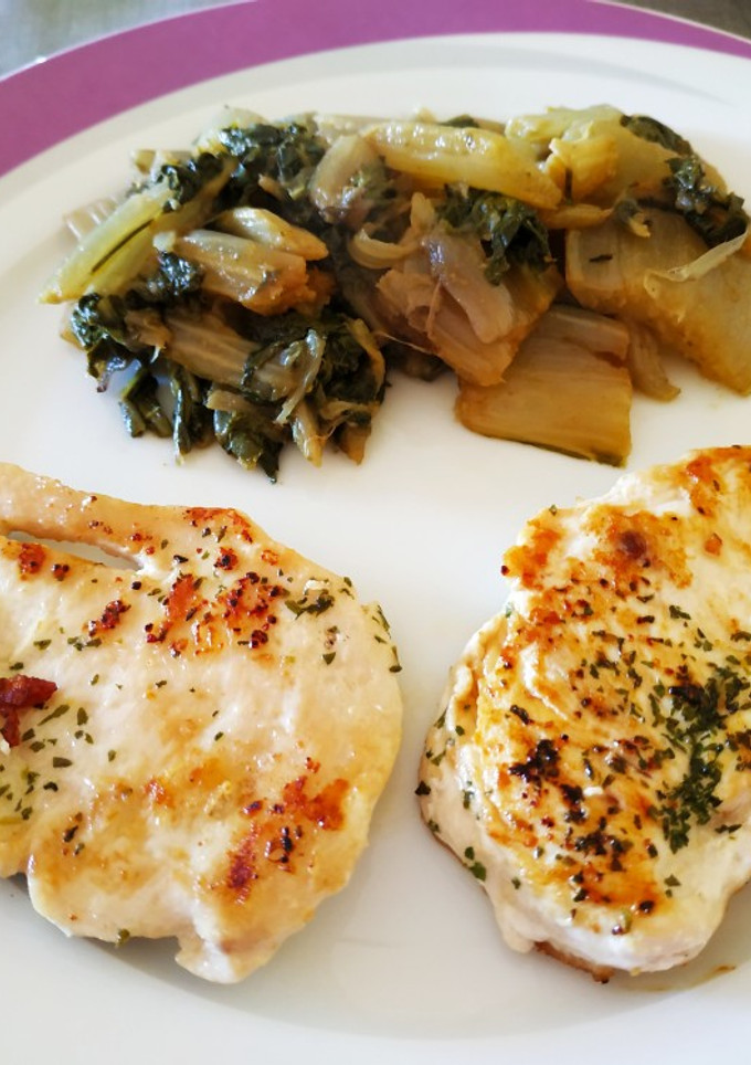 Una foto de Pollo a la plancha con acelgas