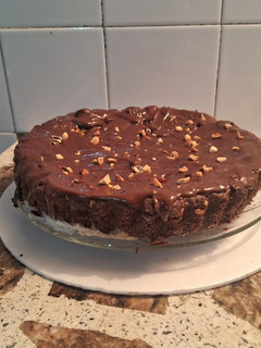 Una foto de Torta vegana de cacao y limón con maní 🍫🍋