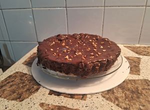 Una foto de Torta vegana de cacao y limón con maní 🍫🍋