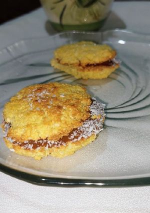 Una foto de Alfajorcitos de coco y dulce de leche saludables🥥