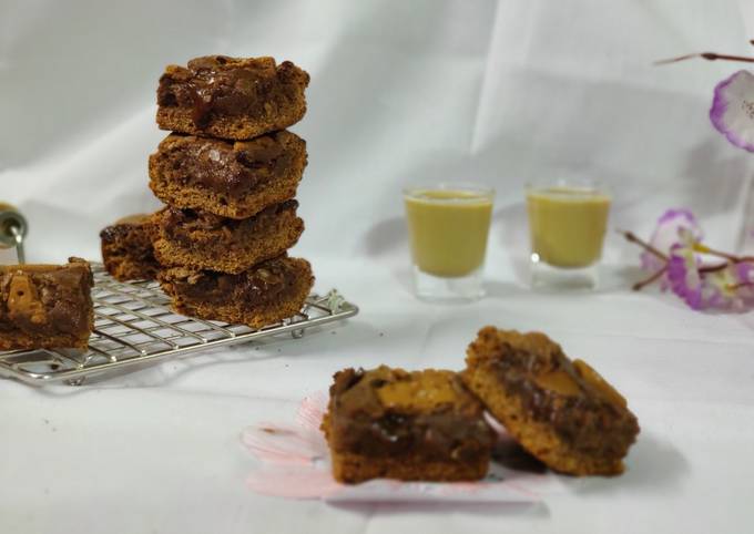 Dark chocolate biscuit fudge cake squares