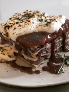 Una foto de Lasaña de cordero estofado con bechamel de queso trufado