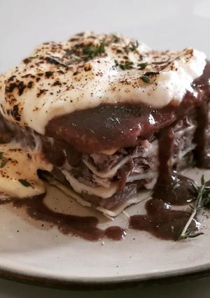 Foto principal de Lasaña de cordero estofado con bechamel de queso trufado