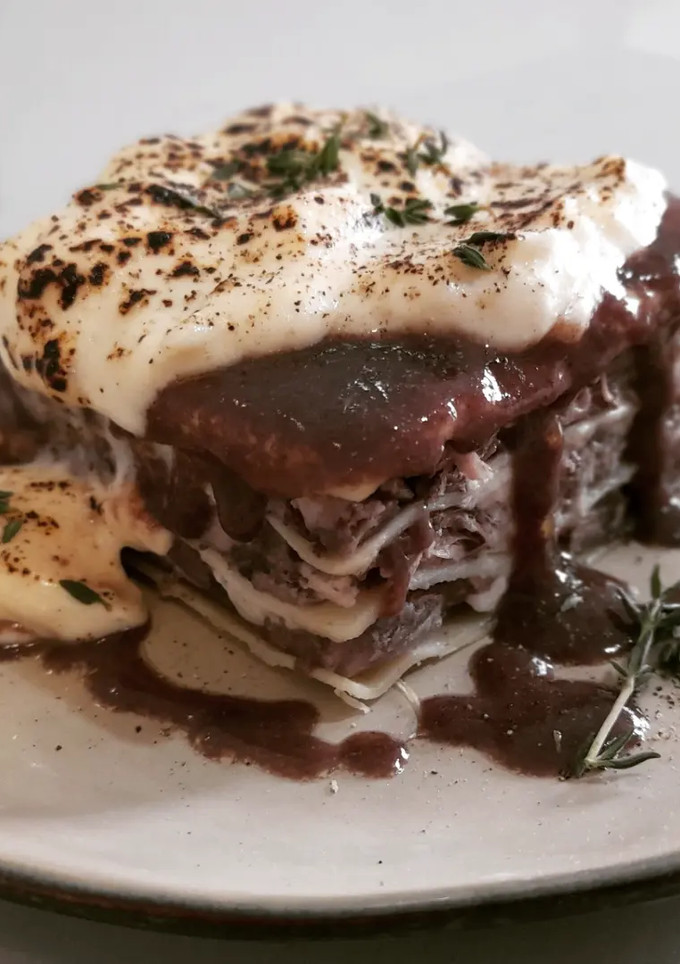 Una foto de Lasaña de cordero estofado con bechamel de queso trufado