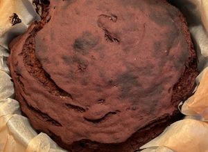 Una foto de Tarta de caqui y cacao