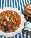 胡蘿蔔洋蔥黑芝麻醬雞肉炒麵