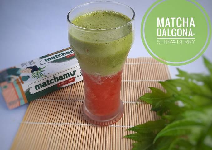 Bagaimana Menyiapkan Matcha Dalgona-Strawberry, Lezat
