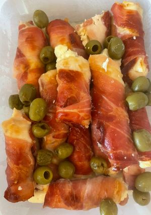 Feta-val töltött, bacon-be csavart csirkemell recept fotója