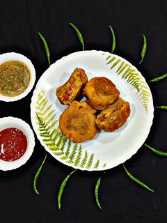 टोमाटो स्टफ आलू बोंडा (Tomato stuff Aloo bonda recipe in hindi) रेसिपी मुख्य फोटो