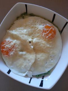 Zöldborsófőzelék tükörtojással recept fotója