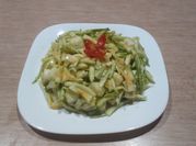 Una foto de zucchini ensalada