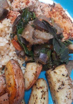 Una foto de Pollo con guiso de berenjenas, papas criollas al romero