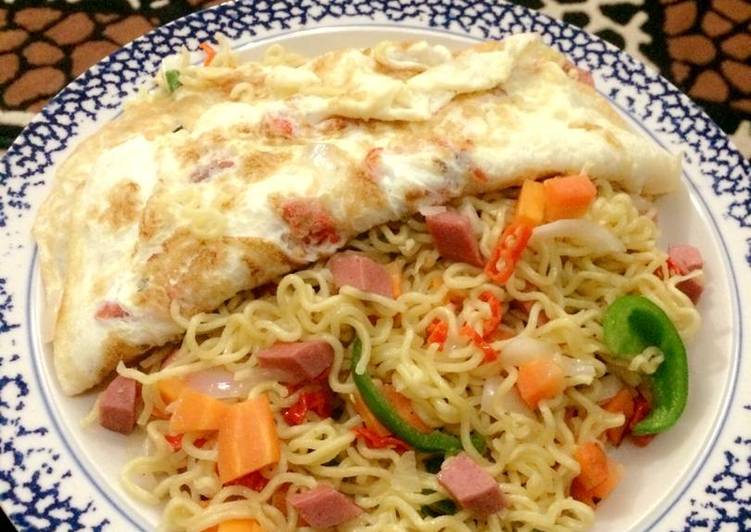Steps to Cook Delicious Noodles and Omelette
