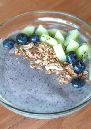 รูปของ Blueberry-Banana-Spinach Smoothie topped with granola and fruits