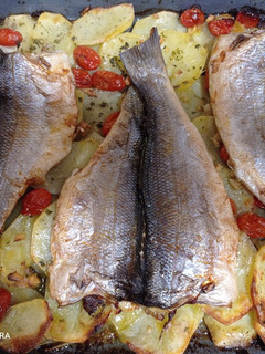 Una foto de Lubina al horno con patata panadera
