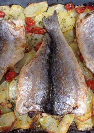 Una foto de Lubina al horno con patata panadera