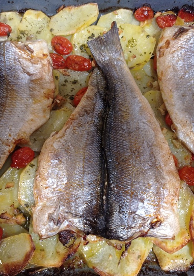 Una foto de Lubina al horno con patata panadera