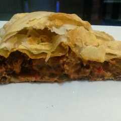 Una foto de Tarta de carne y chorizo colorado