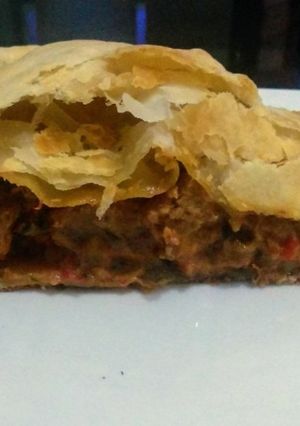 Una foto de Tarta de carne y chorizo colorado