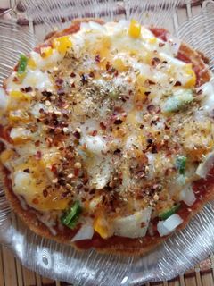 સુજી પીઝા(sooji pizza recipe in gujarati) રેસીપી મુખ્ય ફોટો