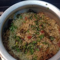A picture of Chicken Akhni bhaat.