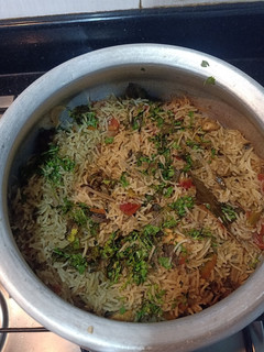 A picture of Chicken Akhni bhaat.