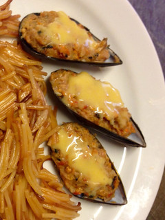 Una foto de Mejillones rellenos acompañados de allioli