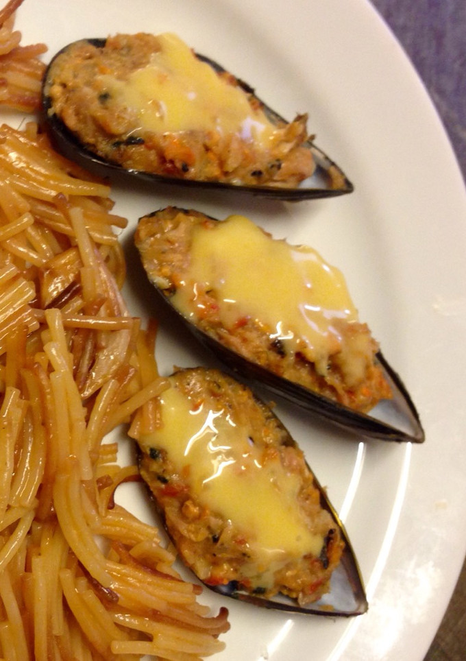 Una foto de Mejillones rellenos acompañados de allioli