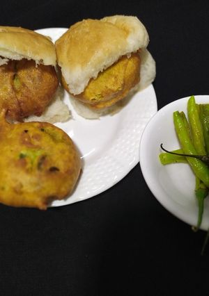 વડાપાવ (Wada Pav recipe in gujarati) રેસીપી મુખ્ય ફોટો