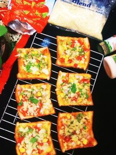 ब्रेड पिज़्ज़ा(bread pizza recipe in hindi) रेसिपी मुख्य फोटो