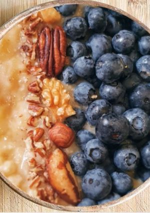 Une photo de Bowl healthy banane myrtille noix