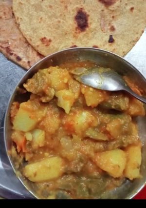 शिमला मिर्च आलू की सब्जी (shimla mirch aloo ki sabzi recipe in Hindi) रेसिपी मुख्य फोटो