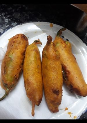 A picture of Mirchi vada.