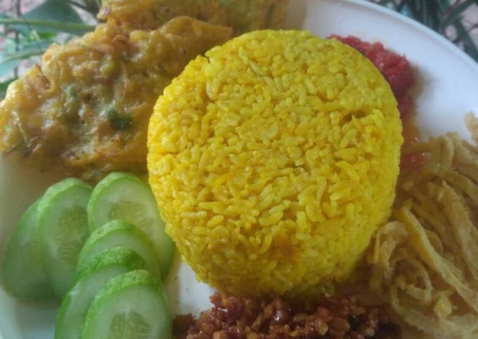 Resep Nasi kuning rice cooker oleh Ibu Ibni - Cookpad