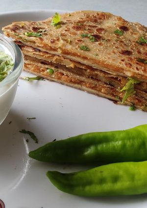 આલુ પરોઠા(Aloo parotha recipe in Gujarati) રેસીપી મુખ્ય ફોટો