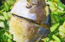 Canh cá chim biển trắng nấu cải chíp