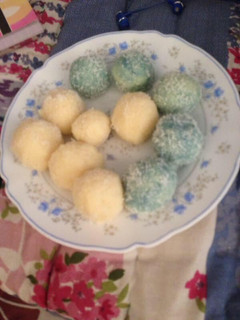 A picture of Coconut balls.