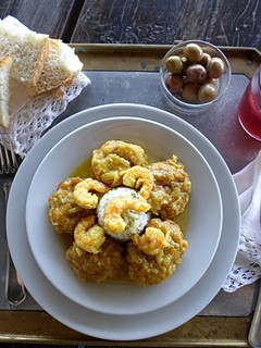 Una foto de Albóndigas de choco en salsa de gambas