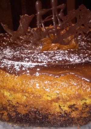 Una foto de Cheesecake de dulce de leche con cubierta de chocolate