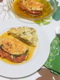 Una foto de Pechuga de Pollo Relleno con Tomate Y Perejil al horno 🍅🌿