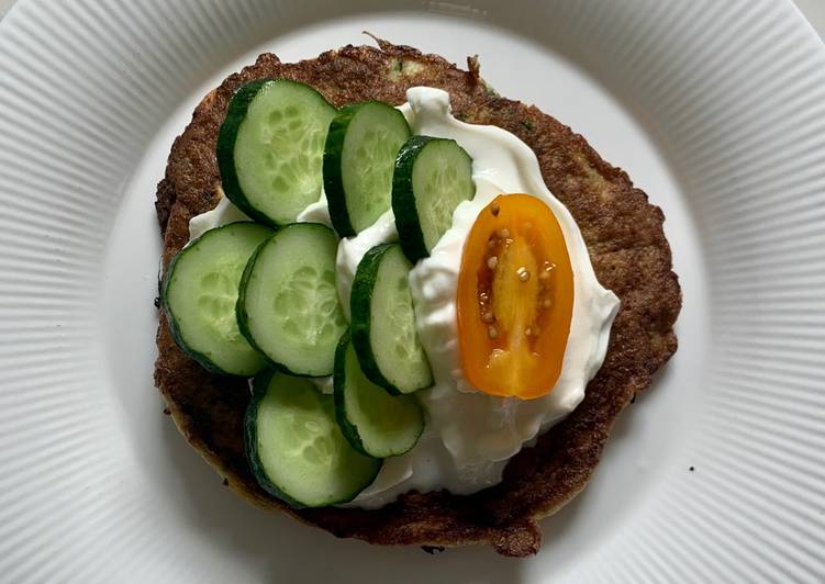 10 minute Savory Zucchini Pancakes #cegetarian #paleo #low carb #grain-free #gluten-free