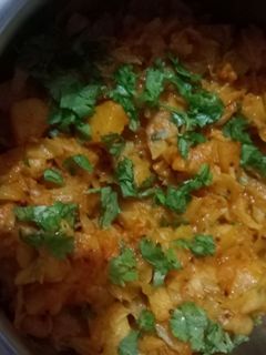 पत्ता गोभी और आलू की सब्जी (patta gobi aur aloo ki sabzi recipe in Hindi) रेसिपी मुख्य फोटो
