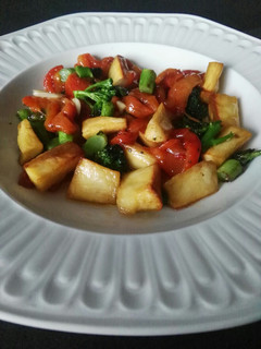 Una foto de Ensalada tibia de pimientos con yuca y bimi