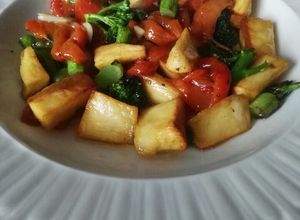 Una foto de Ensalada tibia de pimientos con yuca y bimi