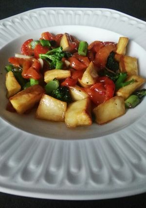 Una foto de Ensalada tibia de pimientos con yuca y bimi